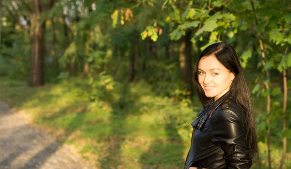 Uśmiechnięta kobieta, spacery po lesie — Zdjęcie stockowe
