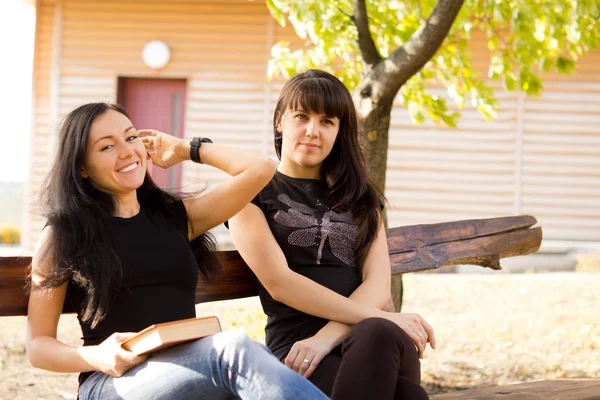 Young women relaxing outdoors — Stock Photo, Image