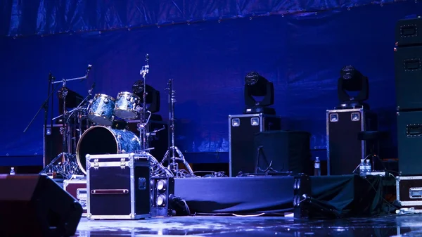 Conjunto de tambores em um palco — Fotografia de Stock