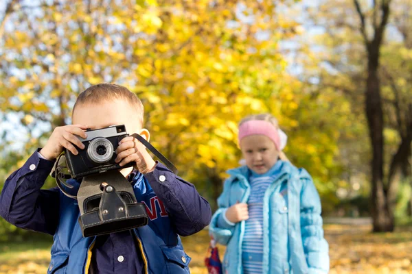 Liten pojke leker med en vintage slr-kamera — Stockfoto