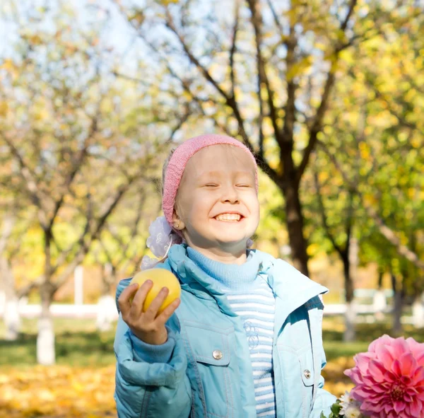 Liten flicka med en cheesy grin — Stockfoto