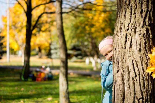 Ung flicka som leker titt en boo — Stockfoto