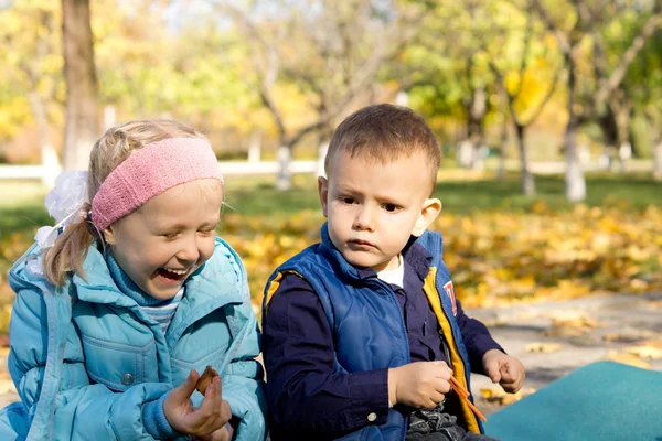 Giovane ragazza ridendo in ambiente autunno all'aperto — Foto Stock