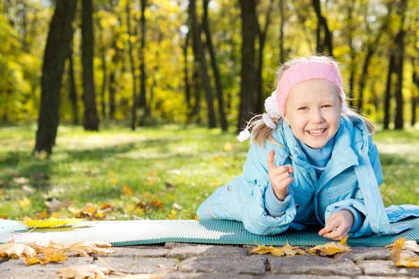 Lachen meisje wijzend op de camera — Stockfoto