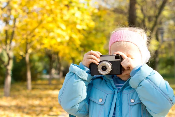 Μικρό κορίτσι παίρνει μια φωτογραφία — Φωτογραφία Αρχείου