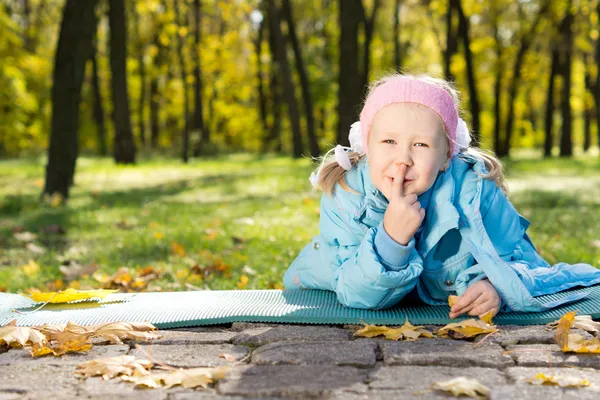 Ragazzina che fa un gesto di zittire — Foto Stock