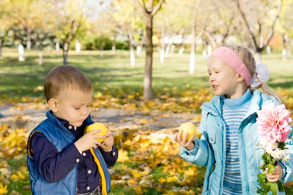 Menino e menina comendo maçãs — Fotografia de Stock