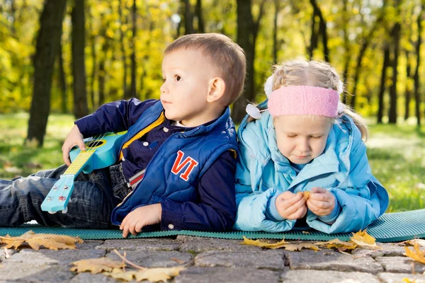 Két fiatal gyermekek pihentető egy parkban — Stock Fotó