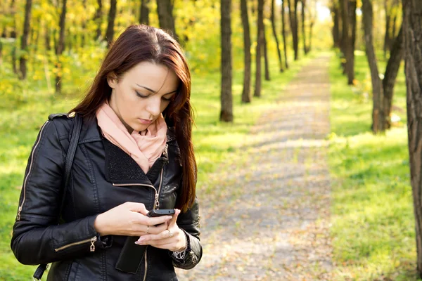 Frau schreibt SMS auf ihrem Handy — Stockfoto