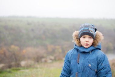puslu bir manzara içinde küçük bir çocuk puslu peyzaj genç çocuk