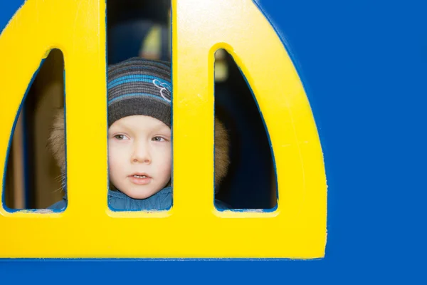 Barn söker från ett fönster — Stockfoto