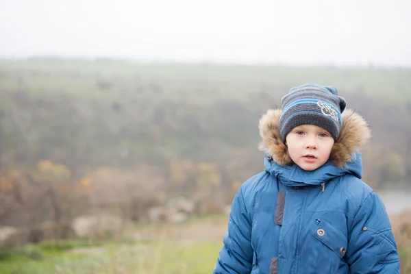 Bambino in un paesaggio nebbioso Bambino in un paesaggio nebbioso — Foto Stock