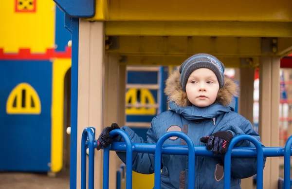 Står och njuter på vissa barn park — Stockfoto