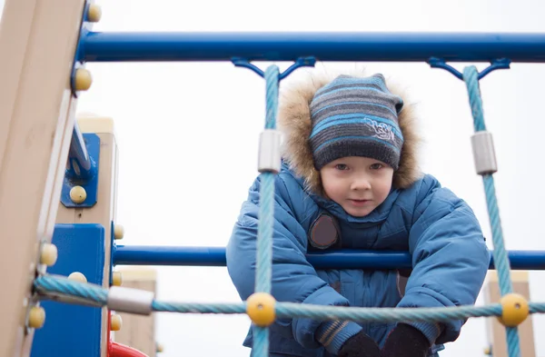 Niño jugando en un frío día de invierno — Foto de Stock