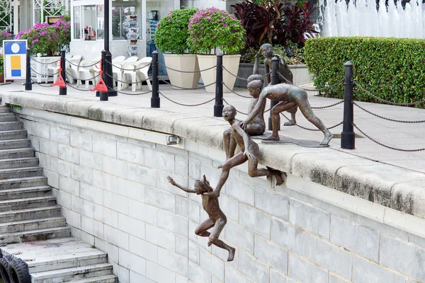 Estatua de saltar desnuda —  Fotos de Stock