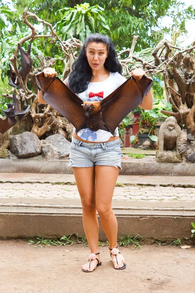 Женщина с летающей лисой — стоковое фото