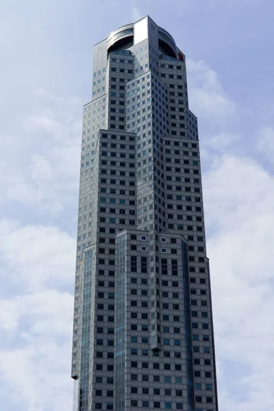 Um edifício de alta ascensão — Fotografia de Stock