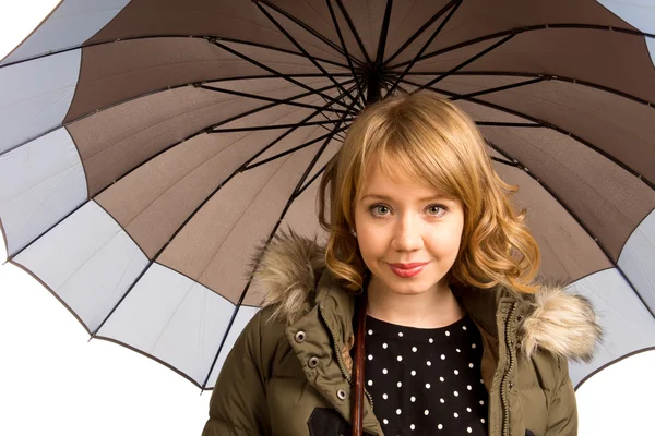 Adolescente blonde souriante sous un parapluie — Photo