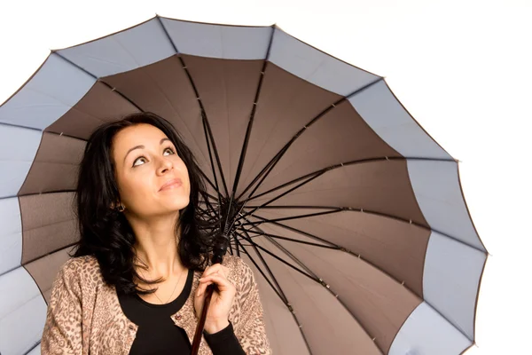 Joven morena revisando el cielo para la lluvia —  Fotos de Stock