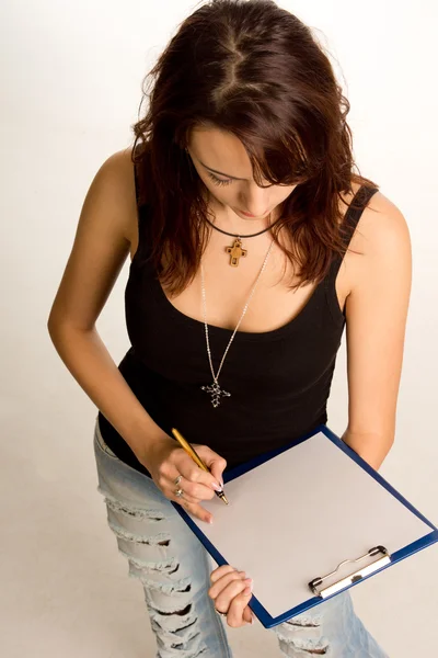 Młody student pisania w schowku — Zdjęcie stockowe