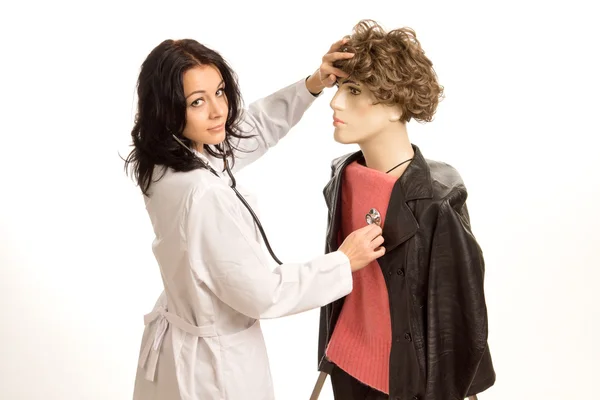 Doctor checking the heartbeat of a dummy — Stock Photo, Image
