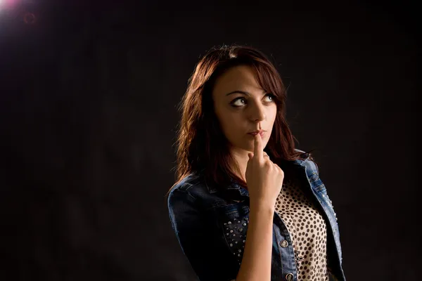 Femme pensive debout dans les ténèbres — Photo