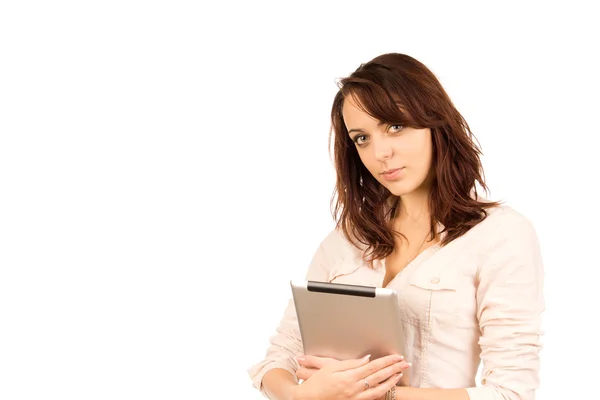 Atractiva joven morena sosteniendo una tableta — Foto de Stock