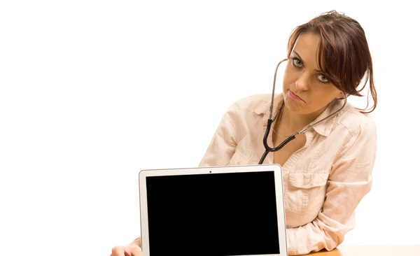 Mulher verificando a saúde de seu laptop — Fotografia de Stock
