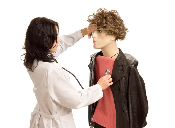 Female doctor treating a male mannequin — Stock Photo, Image