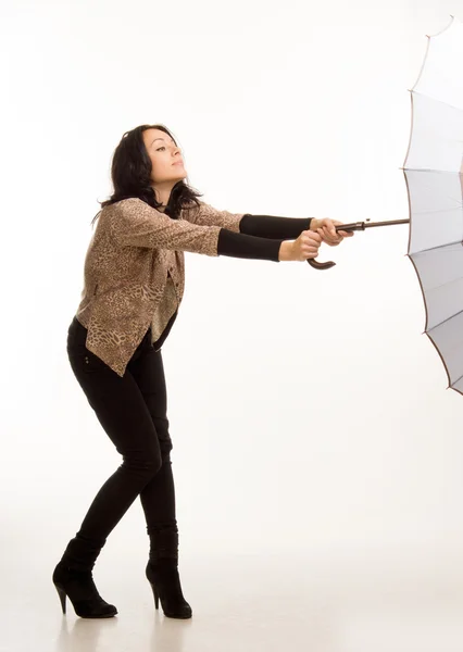 Femme avec un parapluie par une journée venteuse — Photo