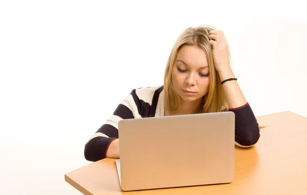 Ung universitetsstudent använder en bärbar dator — Stockfoto