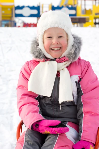 美丽微笑在雪地里的小女孩 — 图库照片