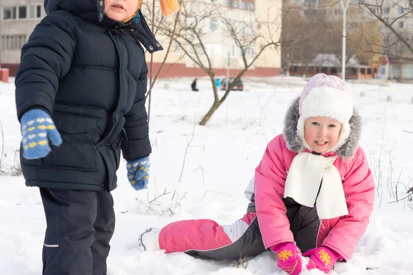Счастливая маленькая девочка делает снежок — стоковое фото