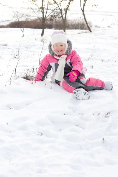 Schattig klein meisje stoeien in sneeuw — Stockfoto