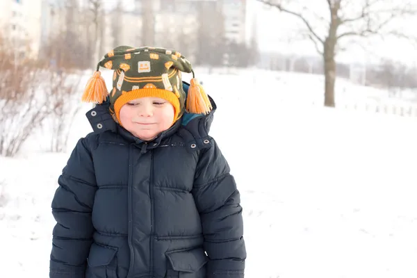 在冬天的雪冷小男孩 — 图库照片