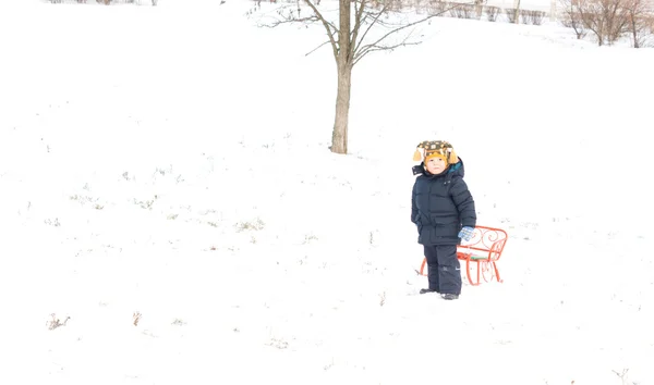 Niño en un paisaje invernal nevado —  Fotos de Stock