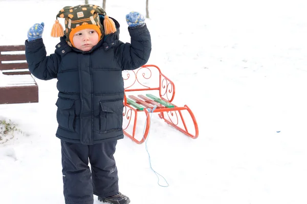 Glad unge leker i snön — Stockfoto