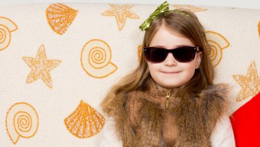 güneş gözlüklü kız gülümseyerek