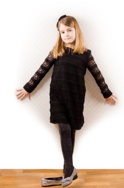 siyah parti kıyafeti güzel küçük kız