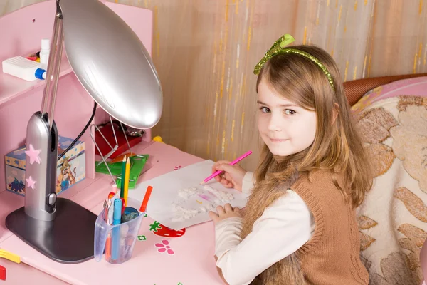 Маленька дівчинка малює на столі — стокове фото