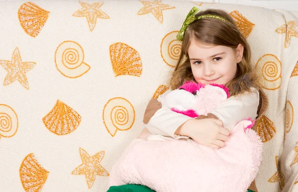 onun en sevdiği oyuncağı sarılma gülümseyen kız