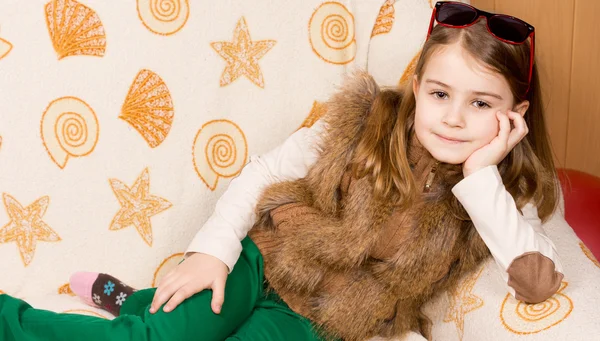 genç kızın rahatlatıcı evde mutlu