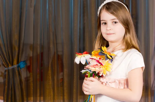 Söt liten flicka anläggning blommor — Stockfoto