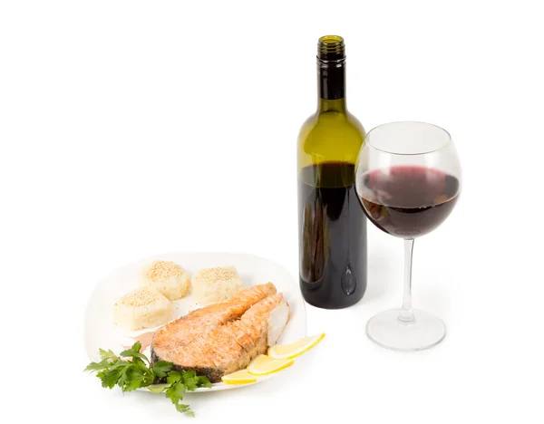 Red wine and salmon steak — Stock Photo, Image