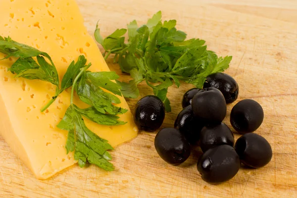 Μαύρες ελιές και το τυρί — Φωτογραφία Αρχείου