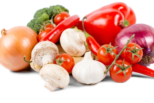 Verduras ecológicas como cebolla, champiñones, brócoli —  Fotos de Stock