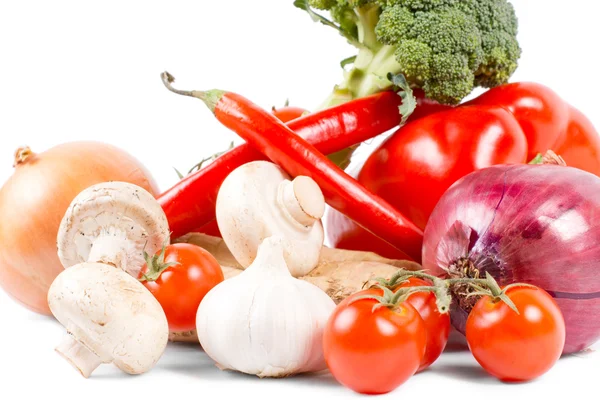 Verduras orgánicas saludables sobre fondo blanco —  Fotos de Stock