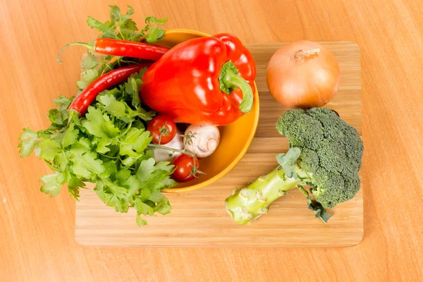 Verduras frescas en una tabla de cortar —  Fotos de Stock