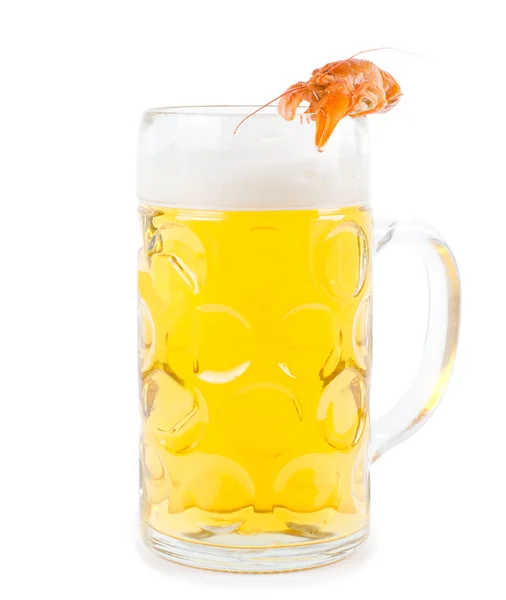 Αφρώδη ποτήρι μπύρα με μια γαρίδα — Φωτογραφία Αρχείου