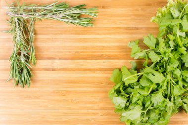 taze biberiye ve düz yaprak maydanoz